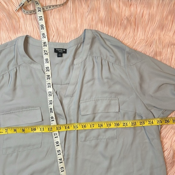 Torrid Harper Light Gray Roll Tab 3/4‎ Sleeve Plus Size 2 - Picture 8 of 8
